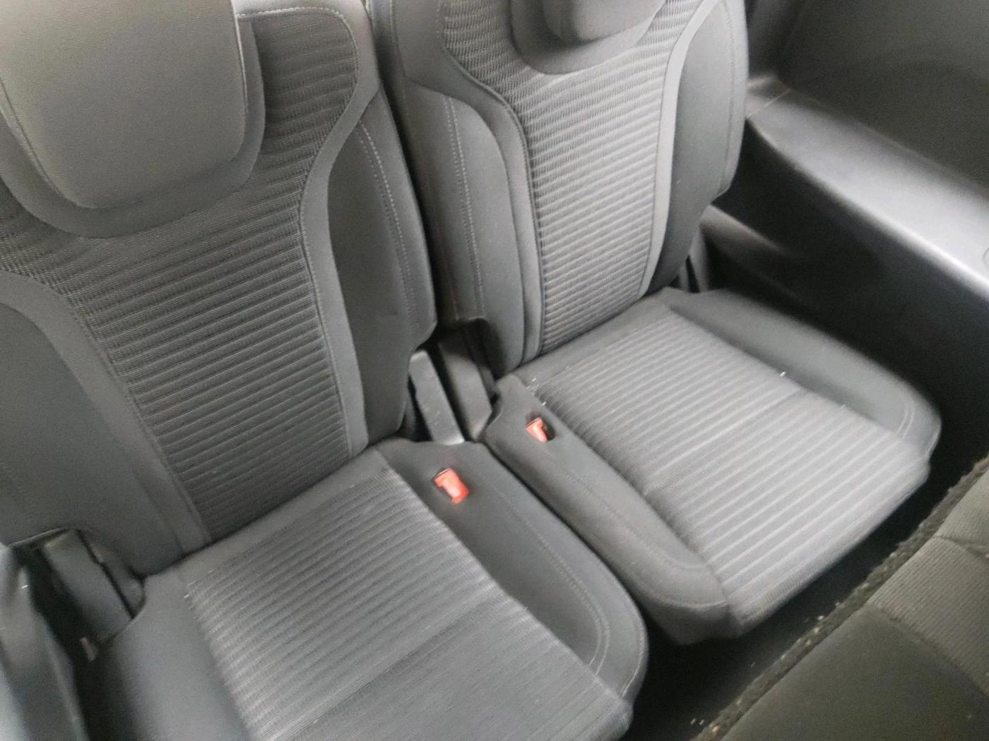 2022 Mahindra XUV700 AX 3 D MT 7 STR, Diesel, Manual, 99,042 km, interior