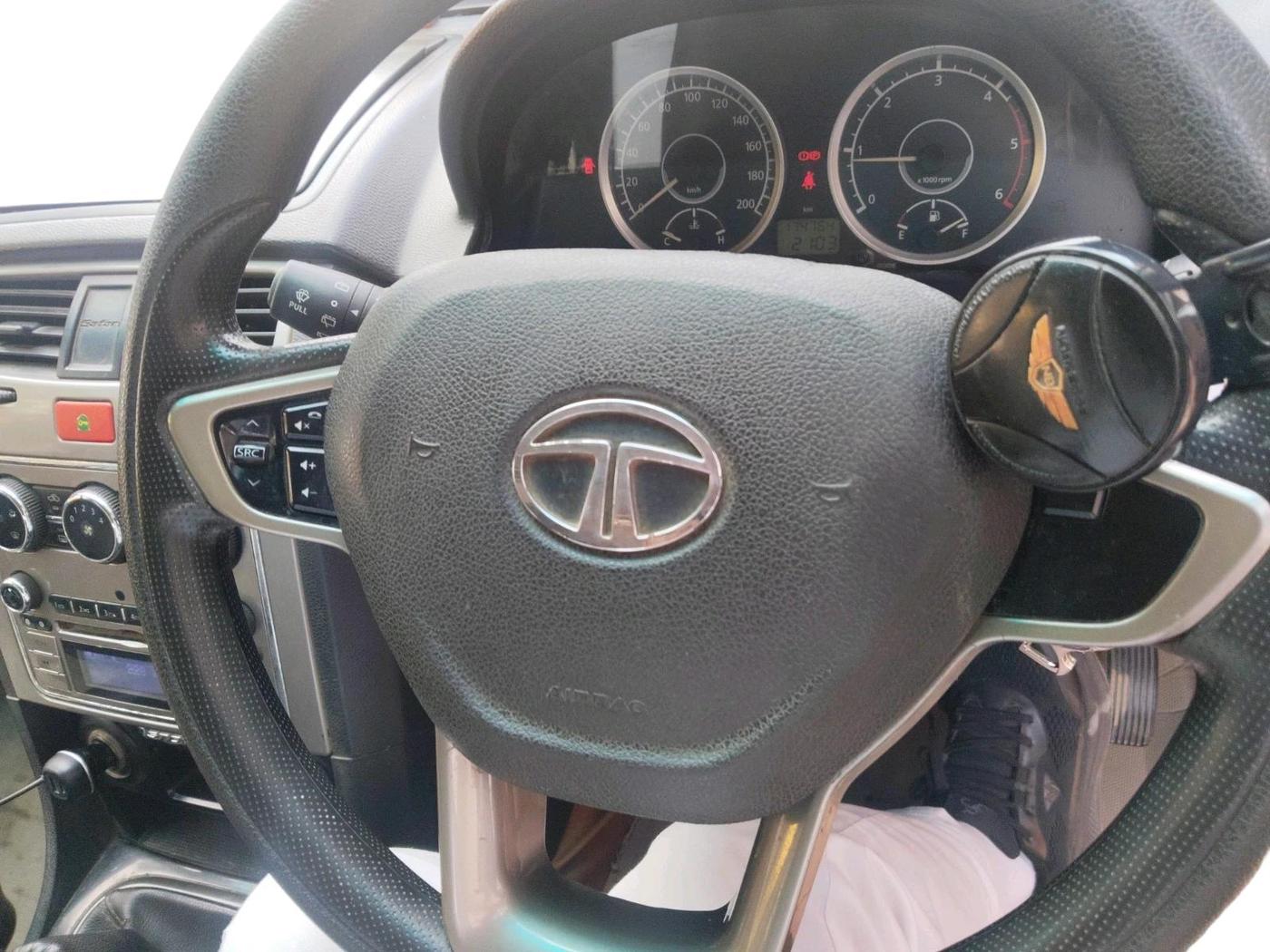 2015 Tata Safari Storme 2.2 VX 4X2, Diesel, Manual, 1,74,764 km, interior