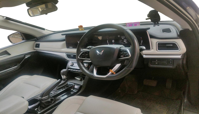 2022 Mahindra XUV700 AX 7 D AT 7 STR, Diesel, Automatic, 79,410 km, interior