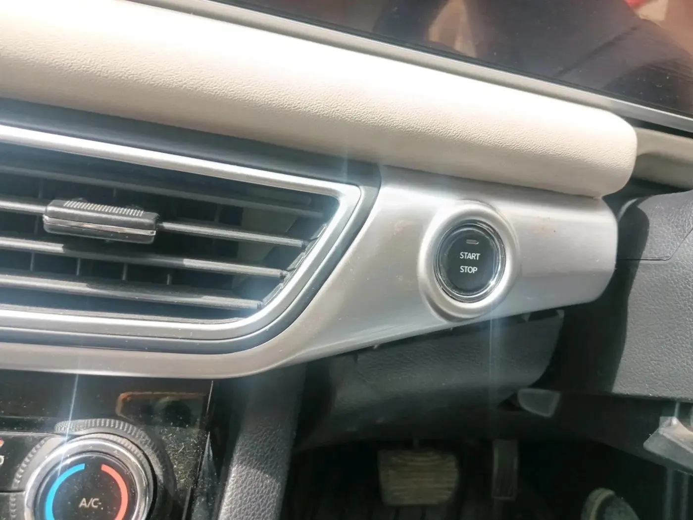 2022 Mahindra XUV700 AX 7 LUXURY D AT 7 STR, Diesel, Automatic, 1,34,500 km, interior