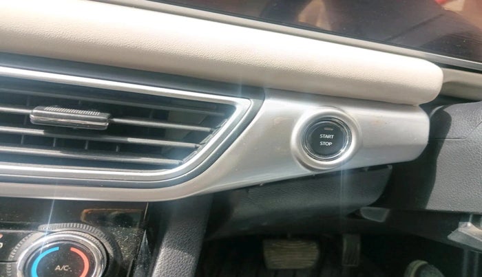 2022 Mahindra XUV700 AX 7 LUXURY D AT 7 STR, Diesel, Automatic, 1,33,174 km, interior