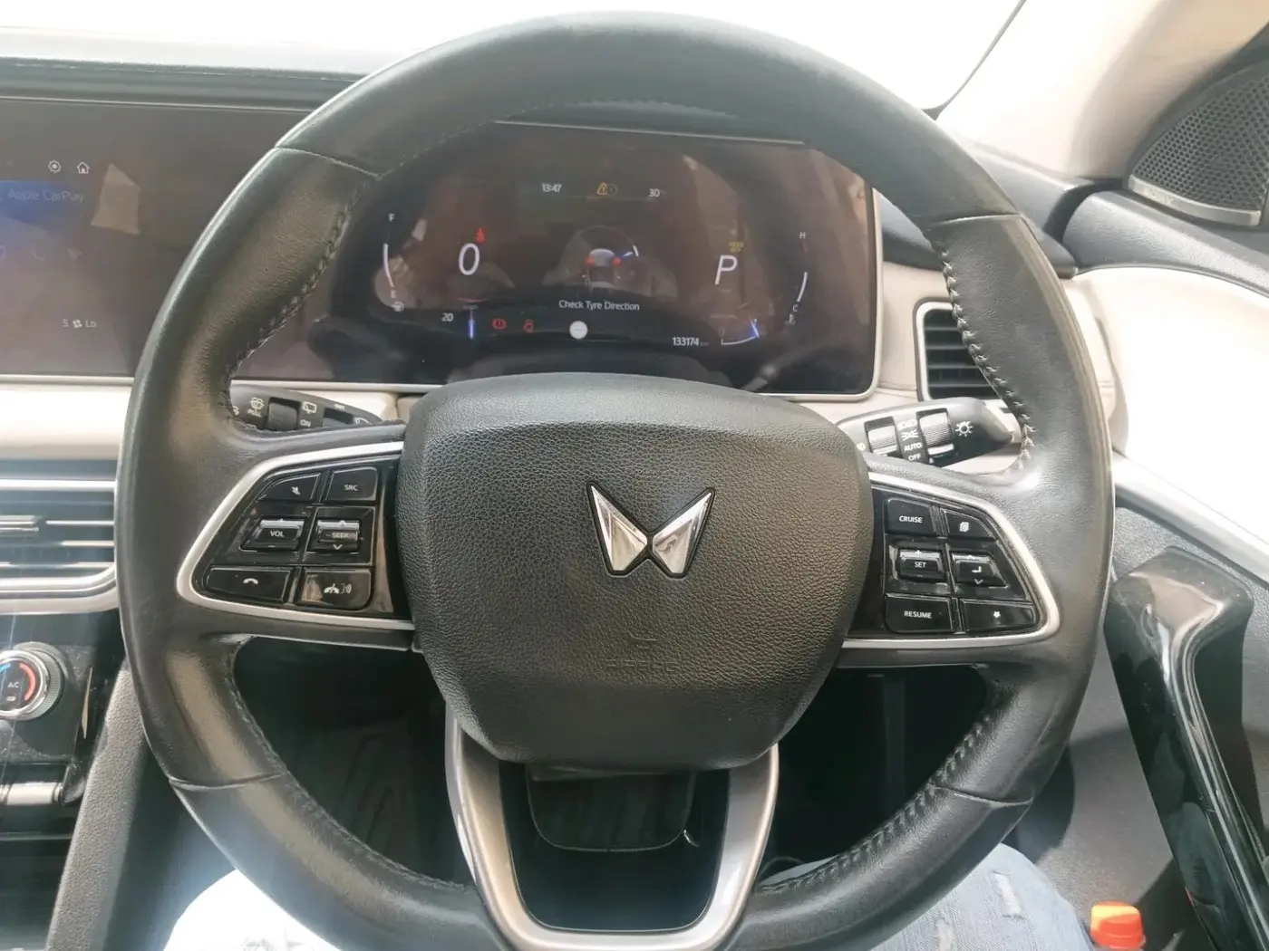 2022 Mahindra XUV700 AX 7 LUXURY D AT 7 STR, Diesel, Automatic, 1,34,500 km, interior