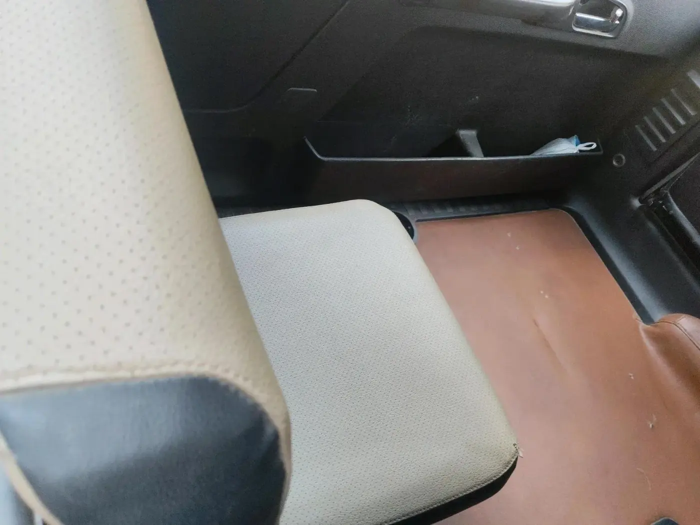 2015 Tata Safari Storme 2.2 VX 4X2, Diesel, Manual, 1,75,361 km, interior