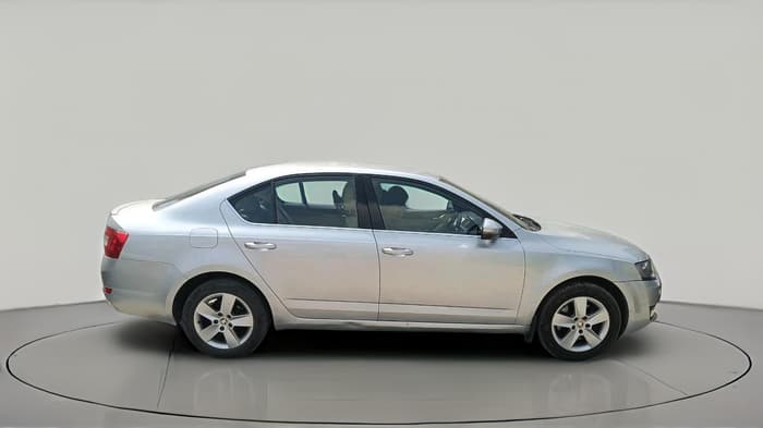 2016 Skoda Octavia AMBITION PLUS AT 1.8 TSI, Petrol, Automatic, 1,32,007 km, exterior