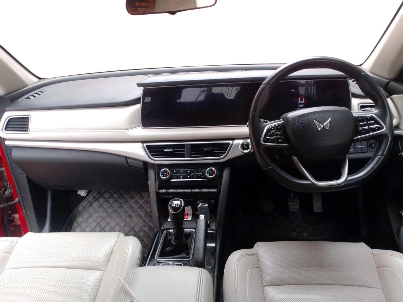 2022 Mahindra XUV700 AX 7 P MT 7 STR, Petrol, Manual, 56,929 km, interior