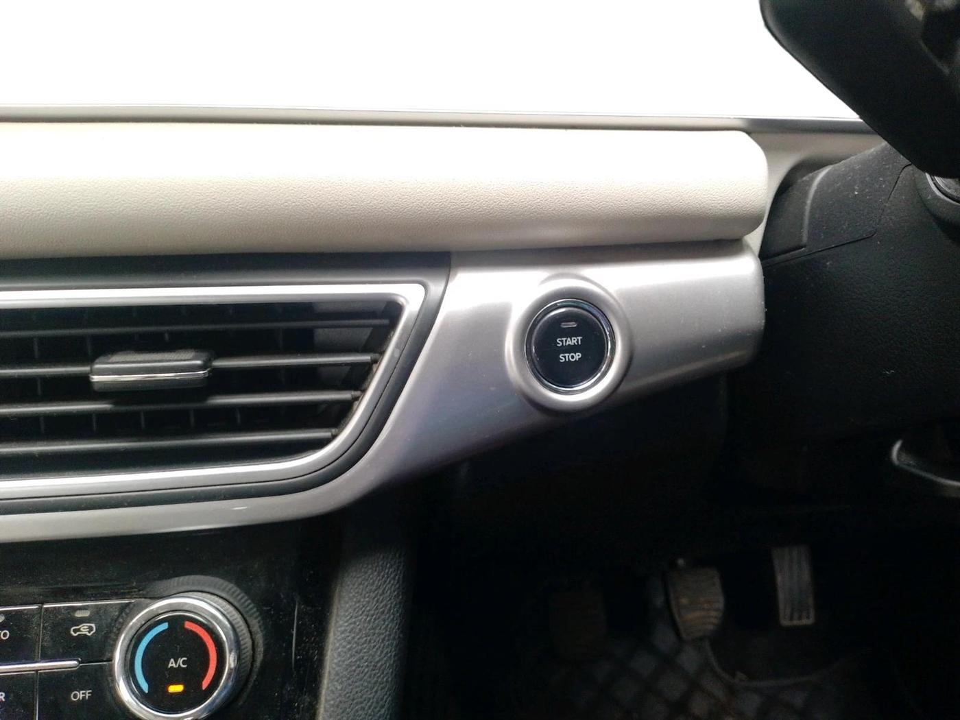 2022 Mahindra XUV700 AX 7 P MT 7 STR, Petrol, Manual, 56,929 km, interior
