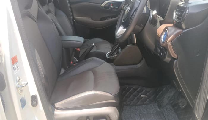 2025 Toyota URBAN CRUISER HYRYDER V HYBRID, Hybrid, Automatic, 14,961 km, interior
