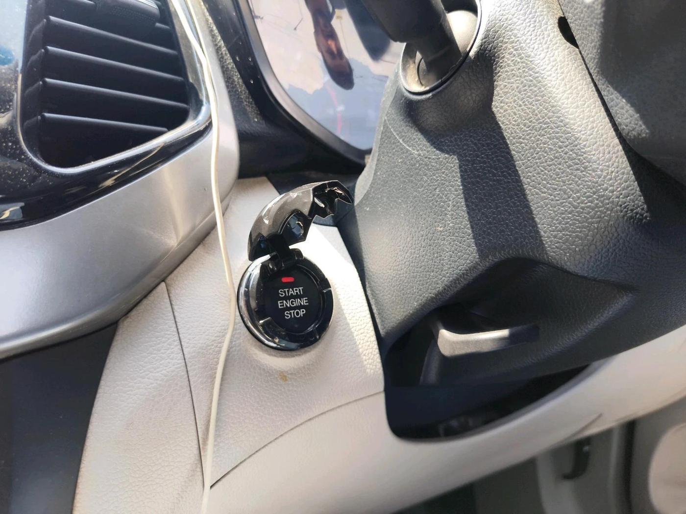 2021 Mahindra XUV300 W8 (O) 1.2 PETROL, Petrol, Manual, 92,641 km, interior