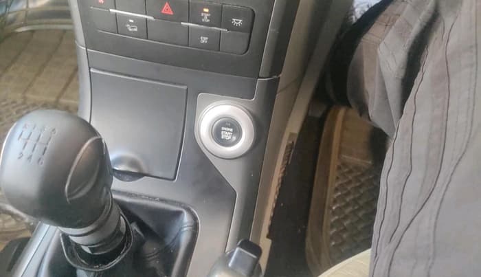 2016 Mahindra XUV500 W10, Diesel, Manual, 50,714 km, interior