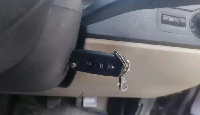 2011 Volkswagen Polo COMFORTLINE 1.2L PETROL, Petrol, Manual, 1,63,000 km, interior