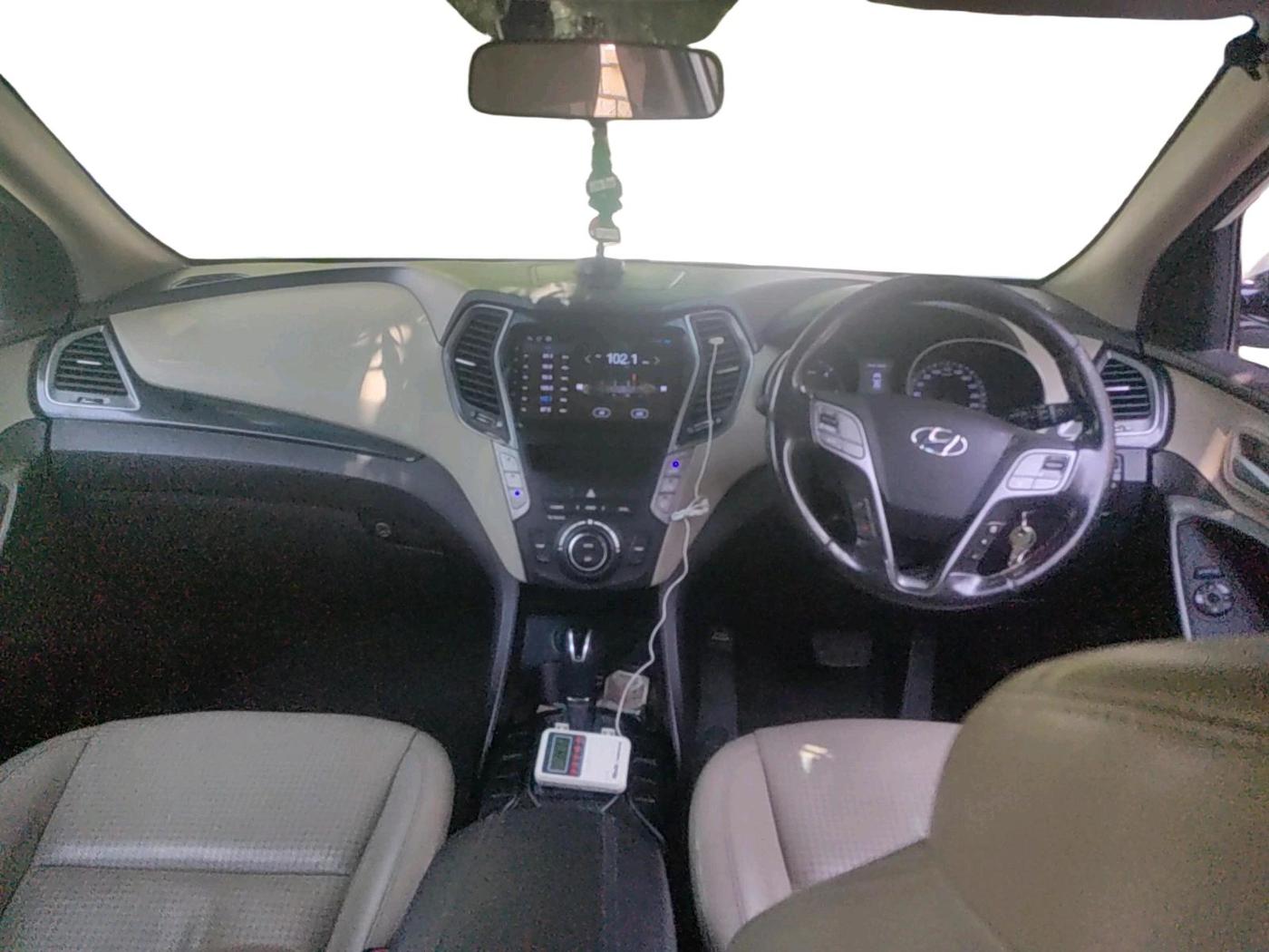 2015 Hyundai Santa Fe 2 WD AT, Diesel, Automatic, 1,68,000 km, interior