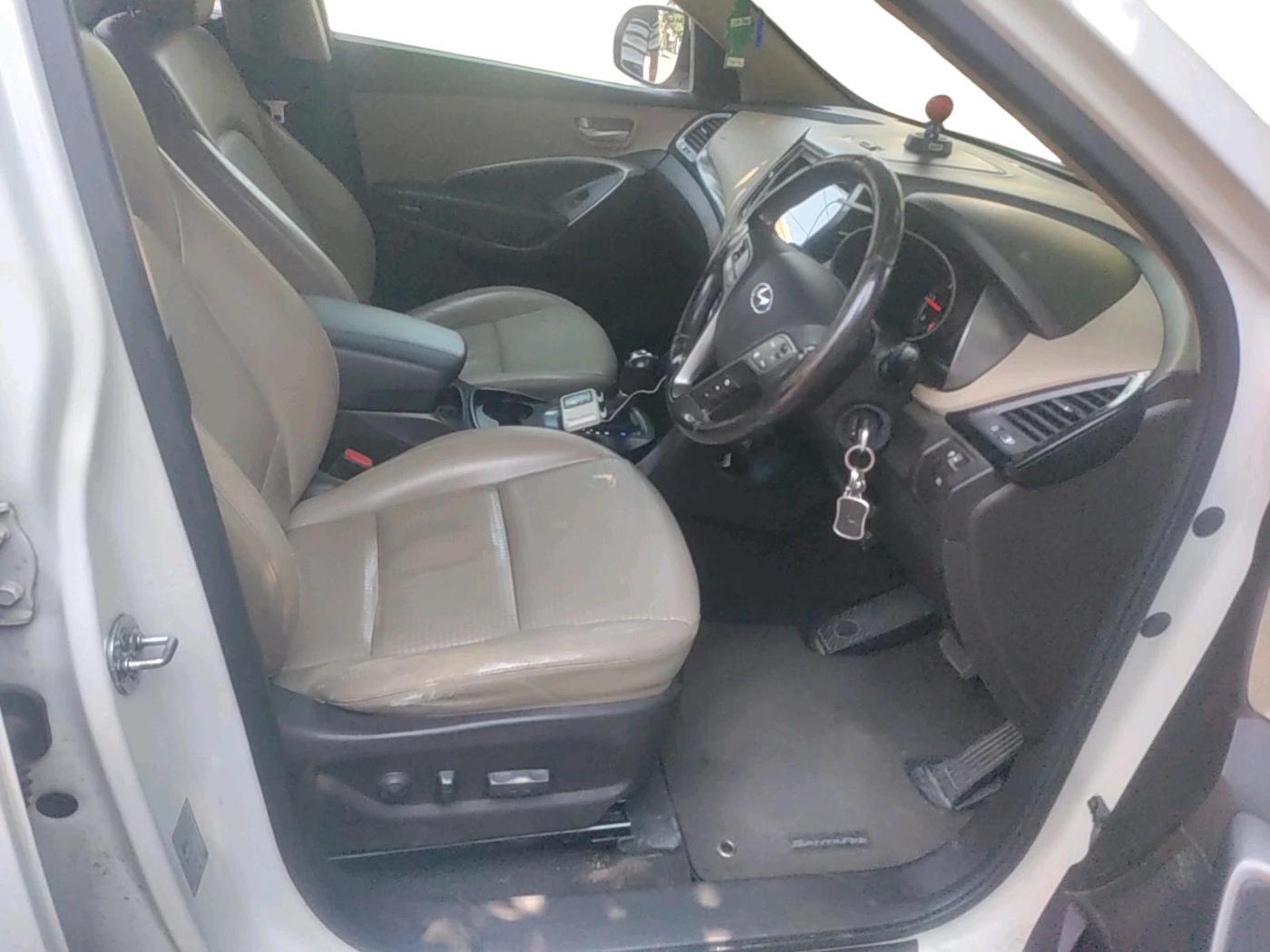 2015 Hyundai Santa Fe 2 WD AT, Diesel, Automatic, 1,68,000 km, interior