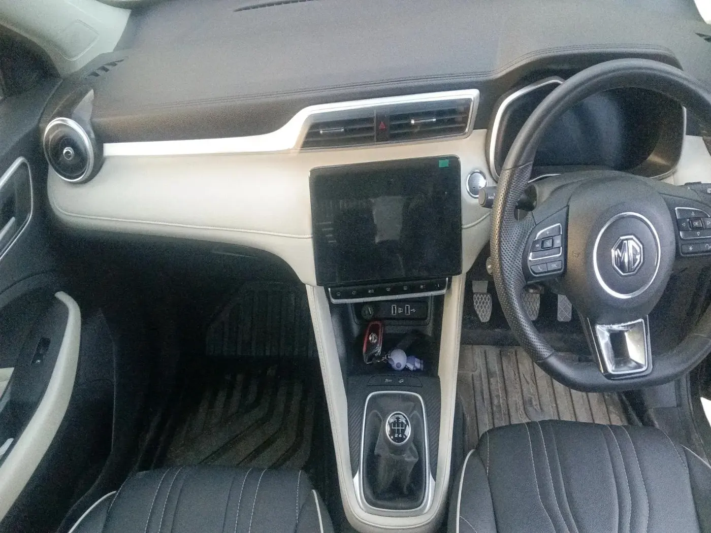 2024 MG ASTOR Select 1.5 MT (Ivory), Petrol, Manual, 13,668 km, interior