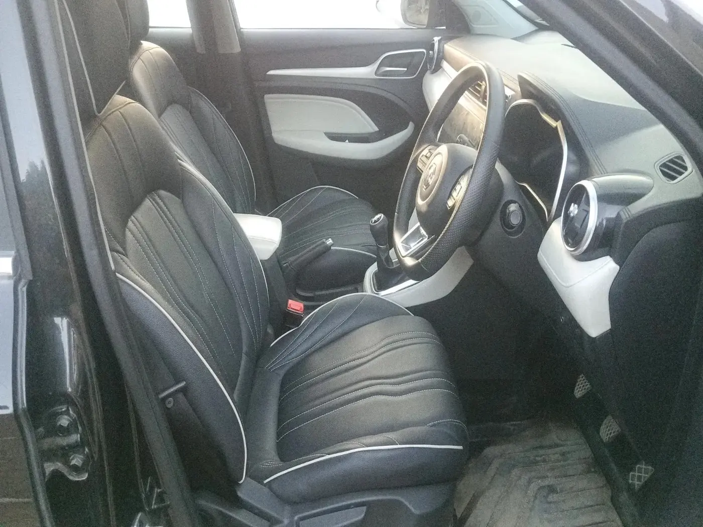 2024 MG ASTOR Select 1.5 MT (Ivory), Petrol, Manual, 13,668 km, interior