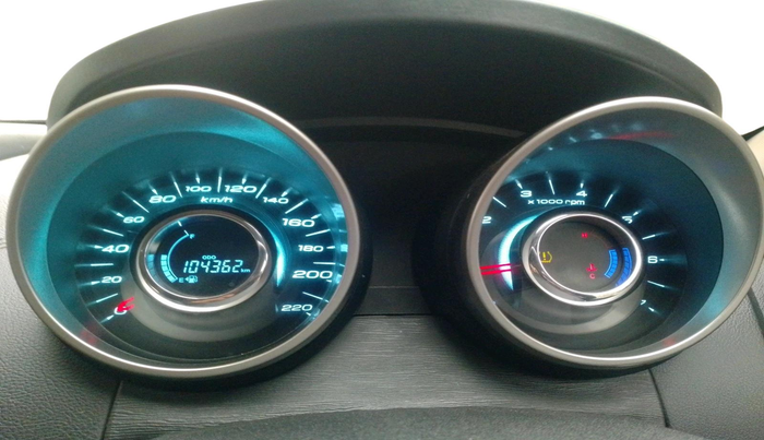 2018 Mahindra XUV500 W11, Diesel, Manual, 1,04,362 km, interior