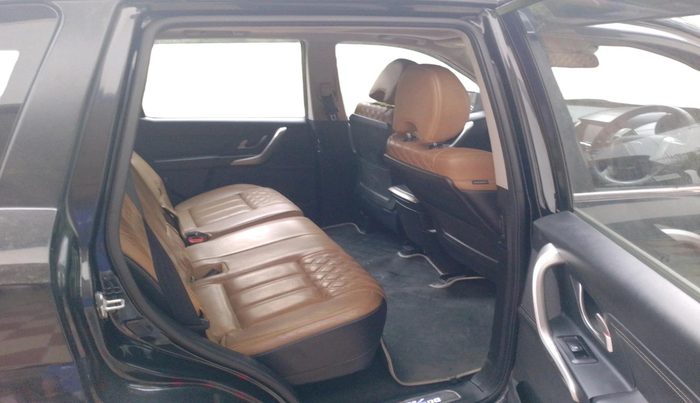 2018 Mahindra XUV500 W11, Diesel, Manual, 1,04,362 km, interior