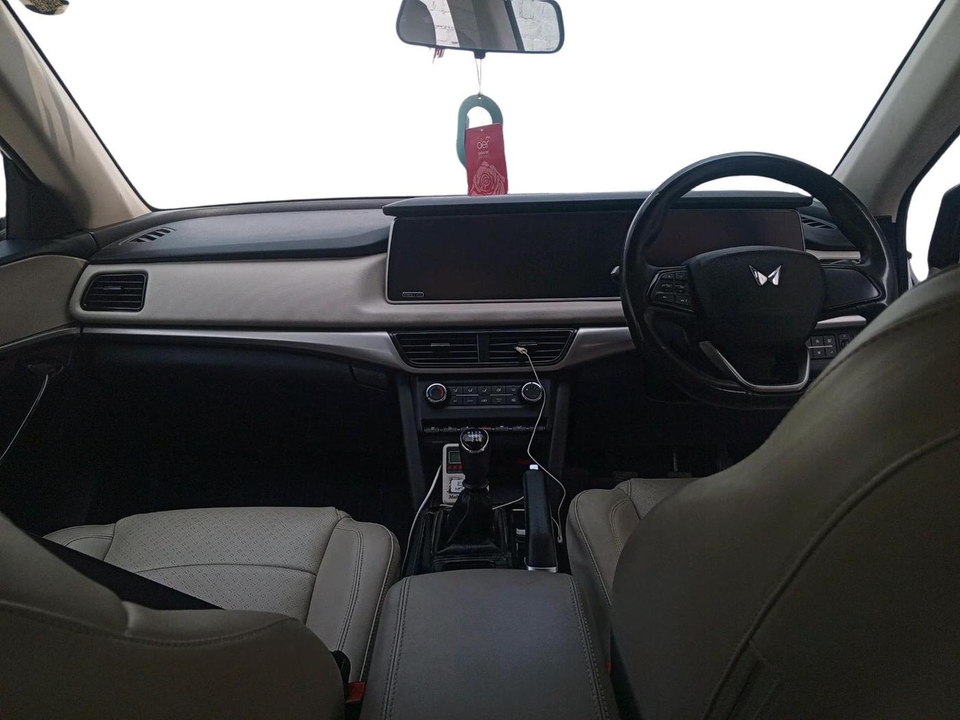 2022 Mahindra XUV700 AX 5 P MT 7 STR, Petrol, Manual, 44,967 km, interior
