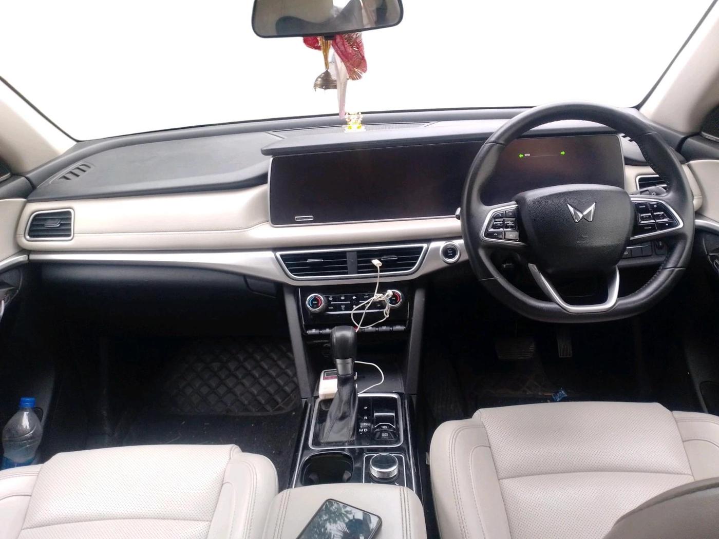 2023 Mahindra XUV700 AX 7 LUXURY D AT 7 STR, Diesel, Automatic, 62,016 km, interior
