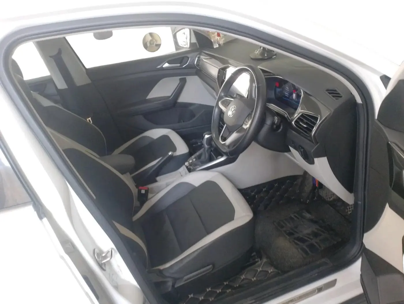 2023 Volkswagen TAIGUN TOPLINE 1.0 TSI AT, Petrol, Automatic, 14,900 km, interior