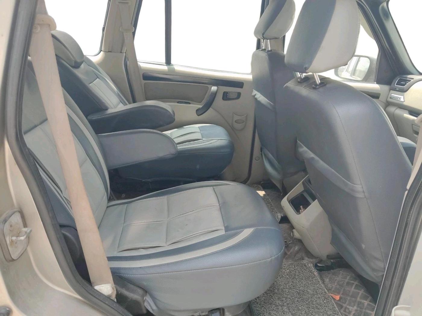 2014 Mahindra Scorpio S10, Diesel, Manual, 1,40,462 km, interior