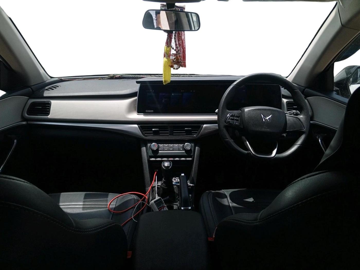 2022 Mahindra XUV700 AX 5 P MT 5 STR, Petrol, Manual, 66,972 km, interior