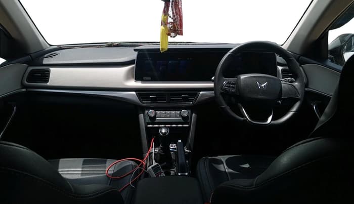2022 Mahindra XUV700 AX 5 P MT 5 STR, Petrol, Manual, 66,972 km, interior