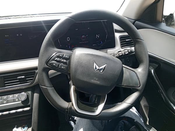 Used 2022 Mahindra XUV700 AX 5 P MT 5 STR Manual | Cars24