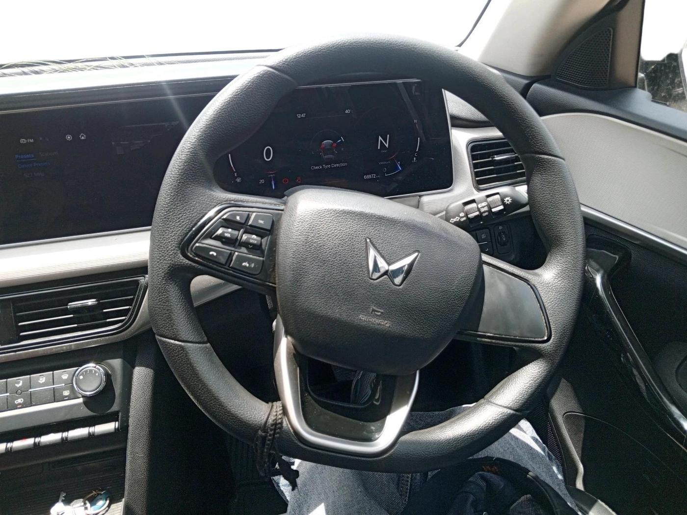 2022 Mahindra XUV700 AX 5 P MT 5 STR, Petrol, Manual, 66,972 km, interior