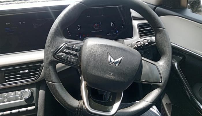 2022 Mahindra XUV700 AX 5 P MT 5 STR, Petrol, Manual, 66,972 km, interior