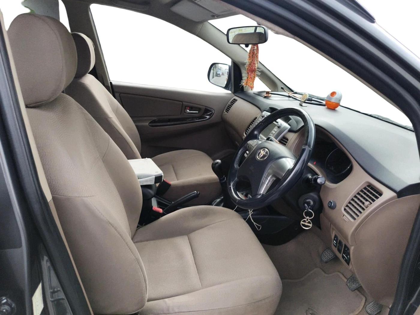 2015 Toyota Innova 2.5 VX 7 STR, Diesel, Manual, 91,245 km, interior
