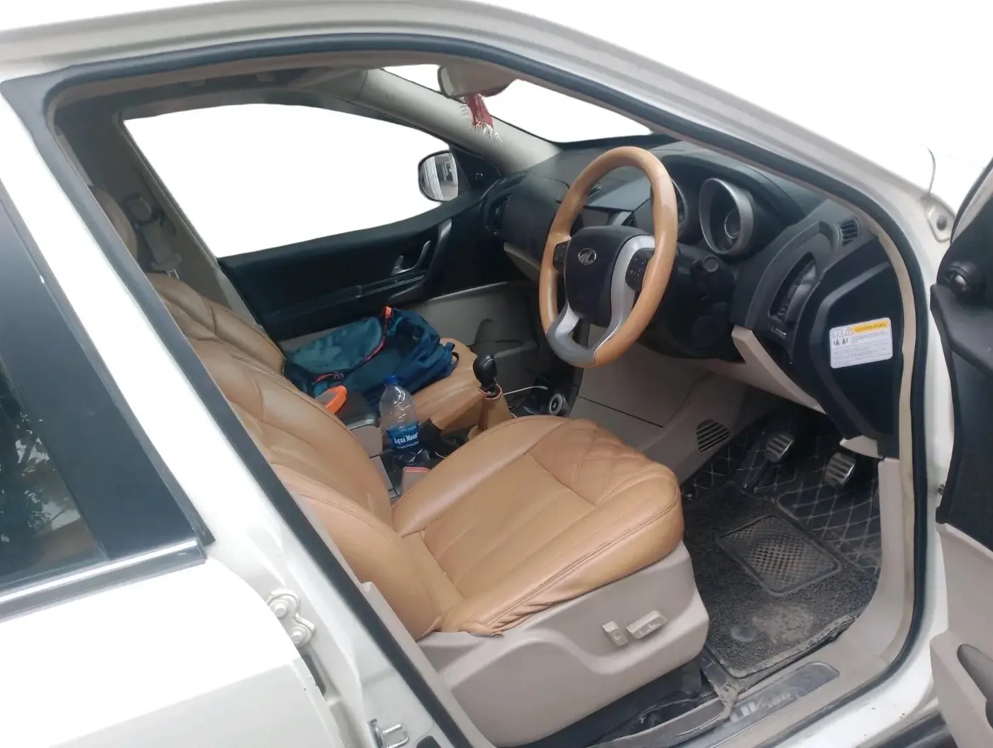 2016 Mahindra XUV500 W10, Diesel, Manual, 1,39,037 km, interior
