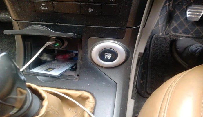 2016 Mahindra XUV500 W10, Diesel, Manual, 1,39,037 km, interior