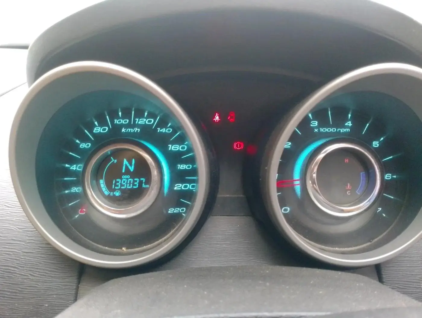 2016 Mahindra XUV500 W10, Diesel, Manual, 1,39,037 km, interior