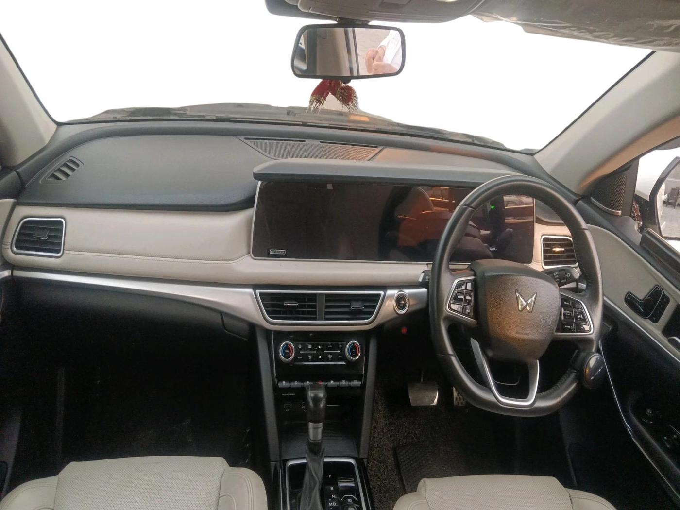 2022 Mahindra XUV700 AX 7 LUXURY D AWD AT 7 STR, Diesel, Automatic, 90,714 km, interior