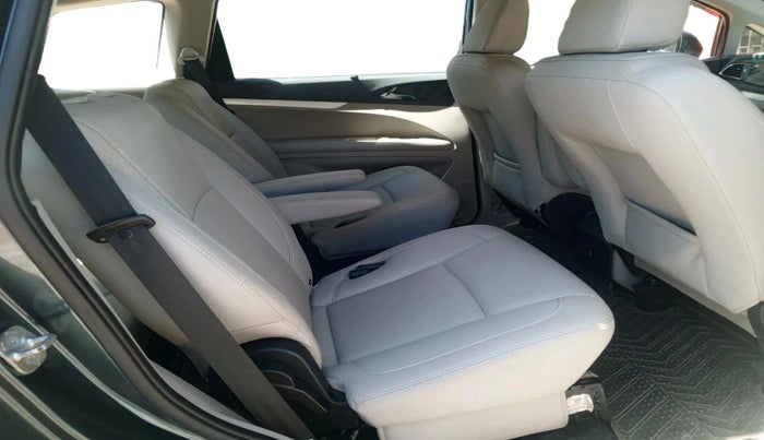 2018 Mahindra MARAZZO M8 7 STR, Diesel, Manual, 1,18,018 km, interior