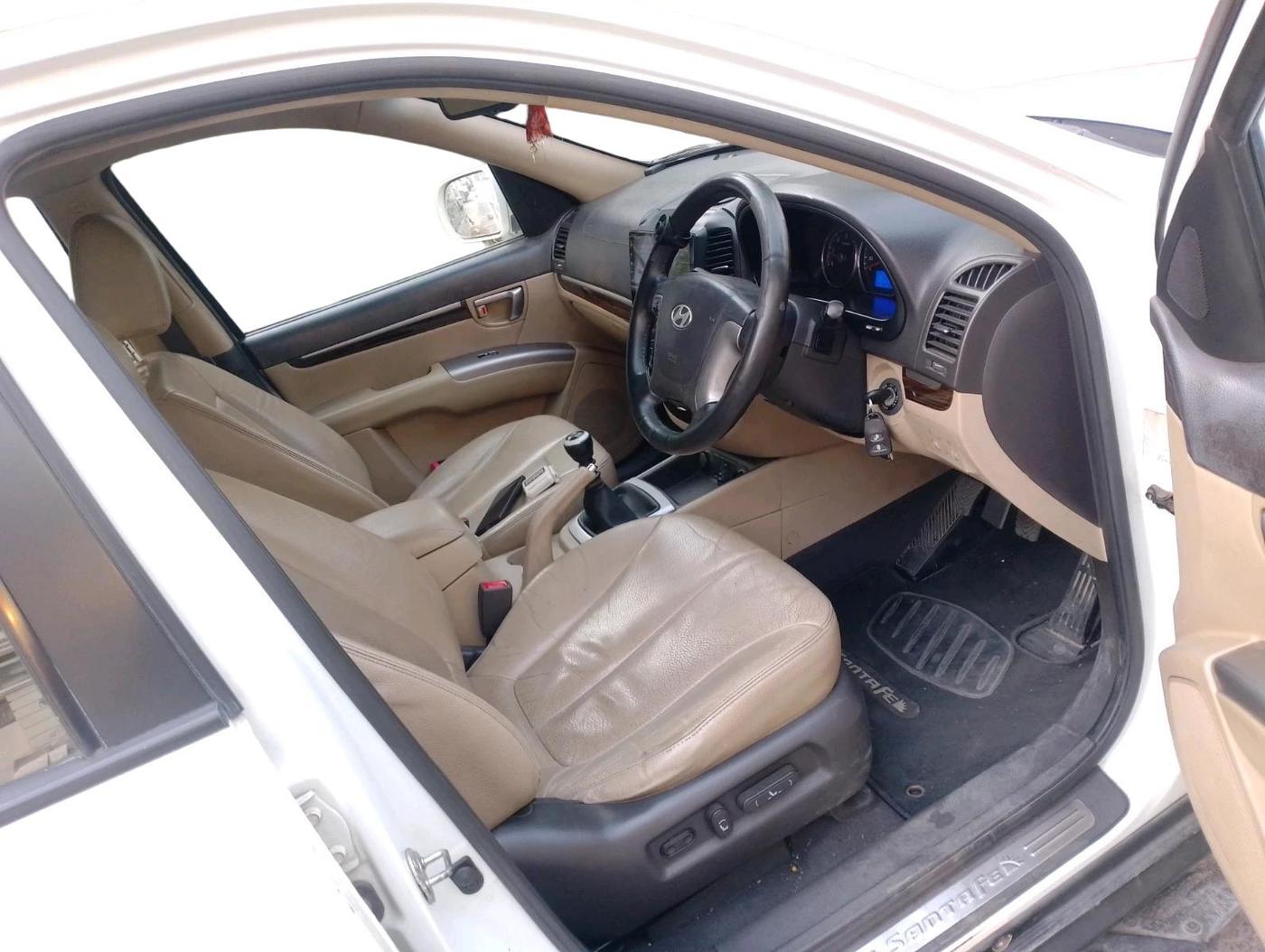 2013 Hyundai Santa Fe 2 WD, Diesel, Manual, 1,42,389 km, interior