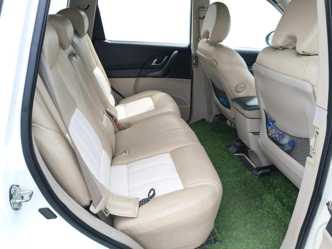2017 Mahindra XUV500 W10 AT 1.99, Diesel, Automatic, 1,67,986 km, interior