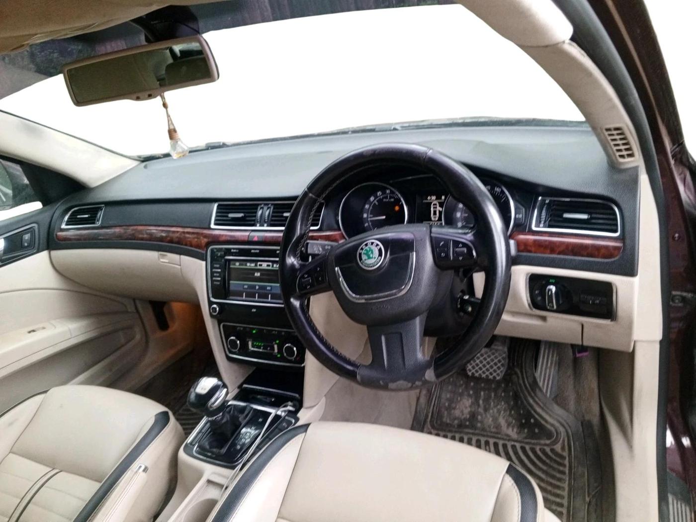 2011 Skoda Superb ELEGANCE 2.0 TDI CR AT, Diesel, Automatic, 1,39,381 km, interior