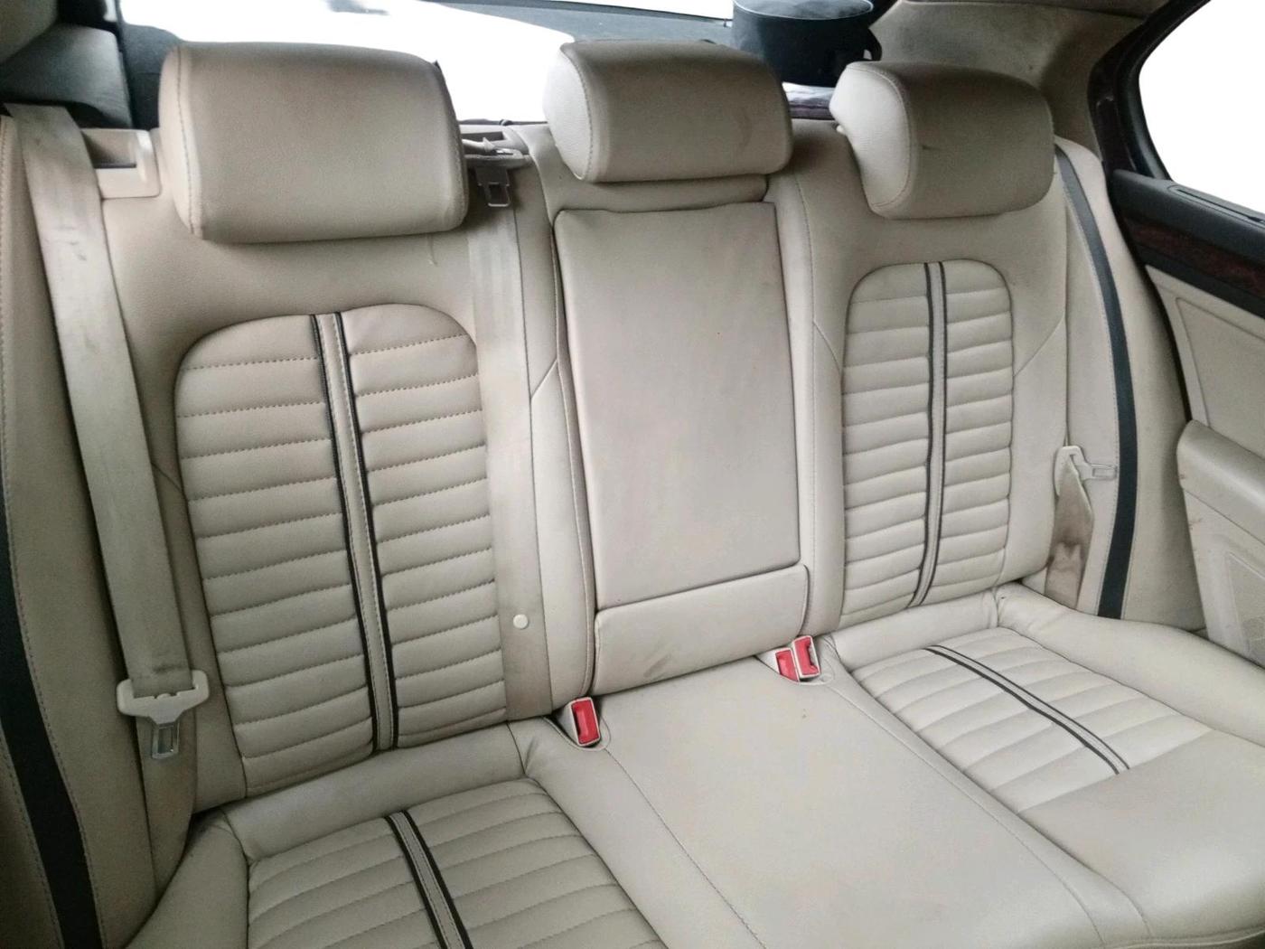 2011 Skoda Superb ELEGANCE 2.0 TDI CR AT, Diesel, Automatic, 1,39,381 km, interior