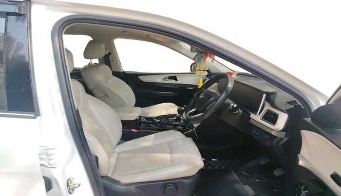 2022 Mahindra XUV700 AX 7 P MT 7 STR, Petrol, Manual, 54,501 km, interior