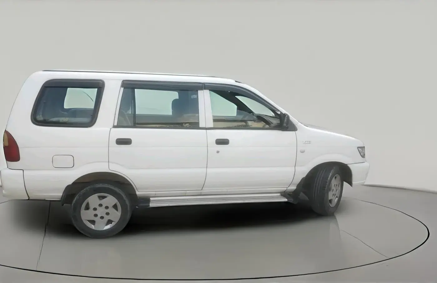 2011 Chevrolet Tavera NEO LS B3 7 STR BS III, Diesel, Manual, 2,39,552 km, exterior