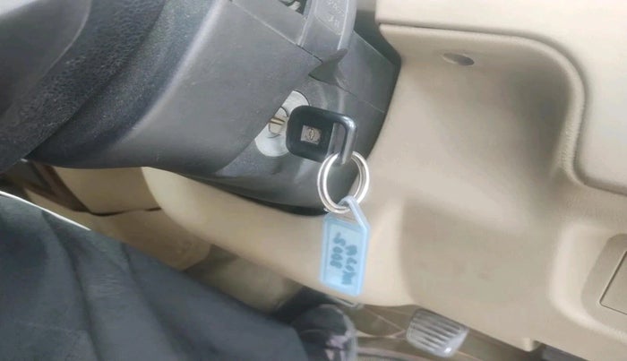 2011 Chevrolet Tavera NEO LS B3 7 STR BS III, Diesel, Manual, 2,39,552 km, interior