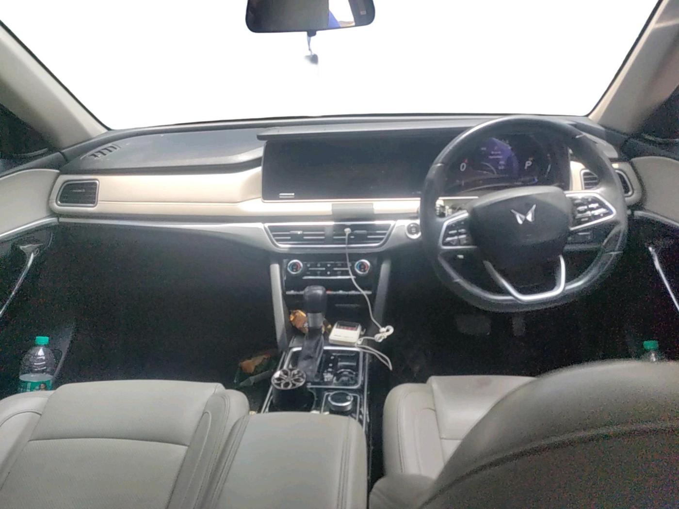 2023 Mahindra XUV700 AX 7 LUXURY D AWD AT 7 STR, Diesel, Automatic, 97,626 km, interior