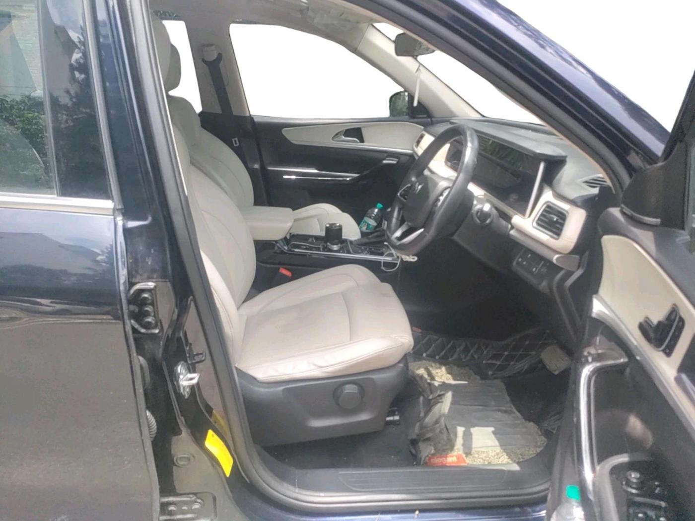 2023 Mahindra XUV700 AX 7 LUXURY D AWD AT 7 STR, Diesel, Automatic, 97,626 km, interior