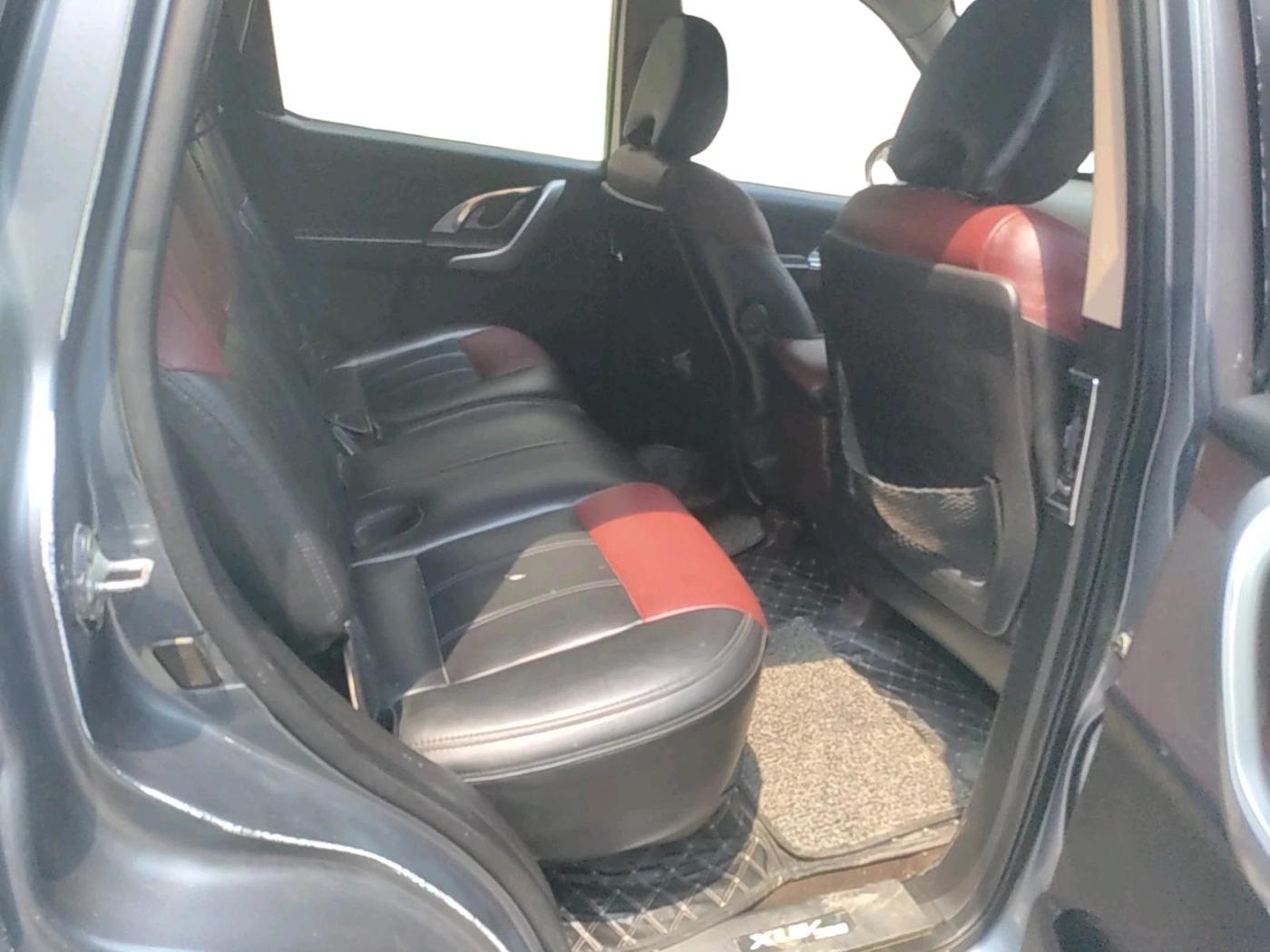 2014 Mahindra XUV500 W8, Diesel, Manual, 1,54,599 km, interior