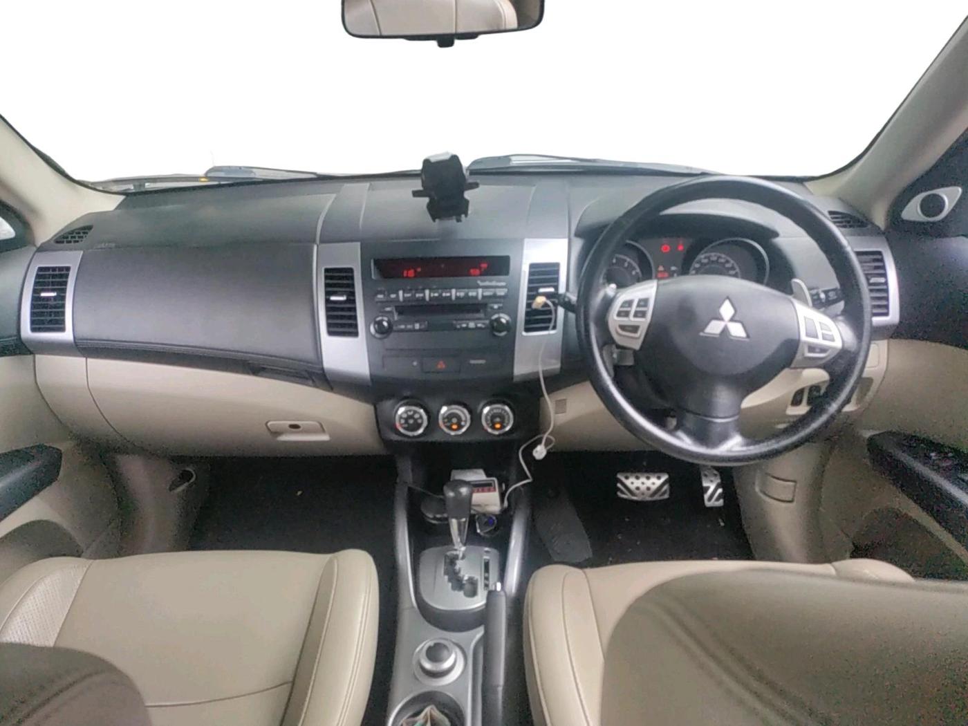 2011 Mitsubishi Outlander 2.4 MIVEC, Petrol, Automatic, 1,09,934 km, interior