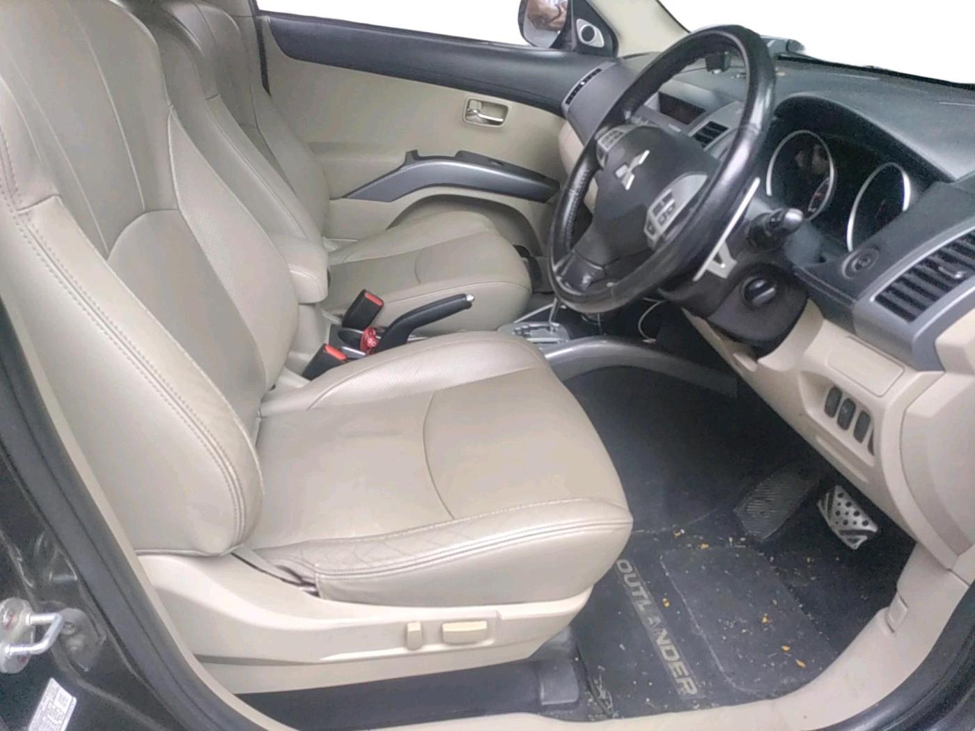 2011 Mitsubishi Outlander 2.4 MIVEC, Petrol, Automatic, 1,09,934 km, interior