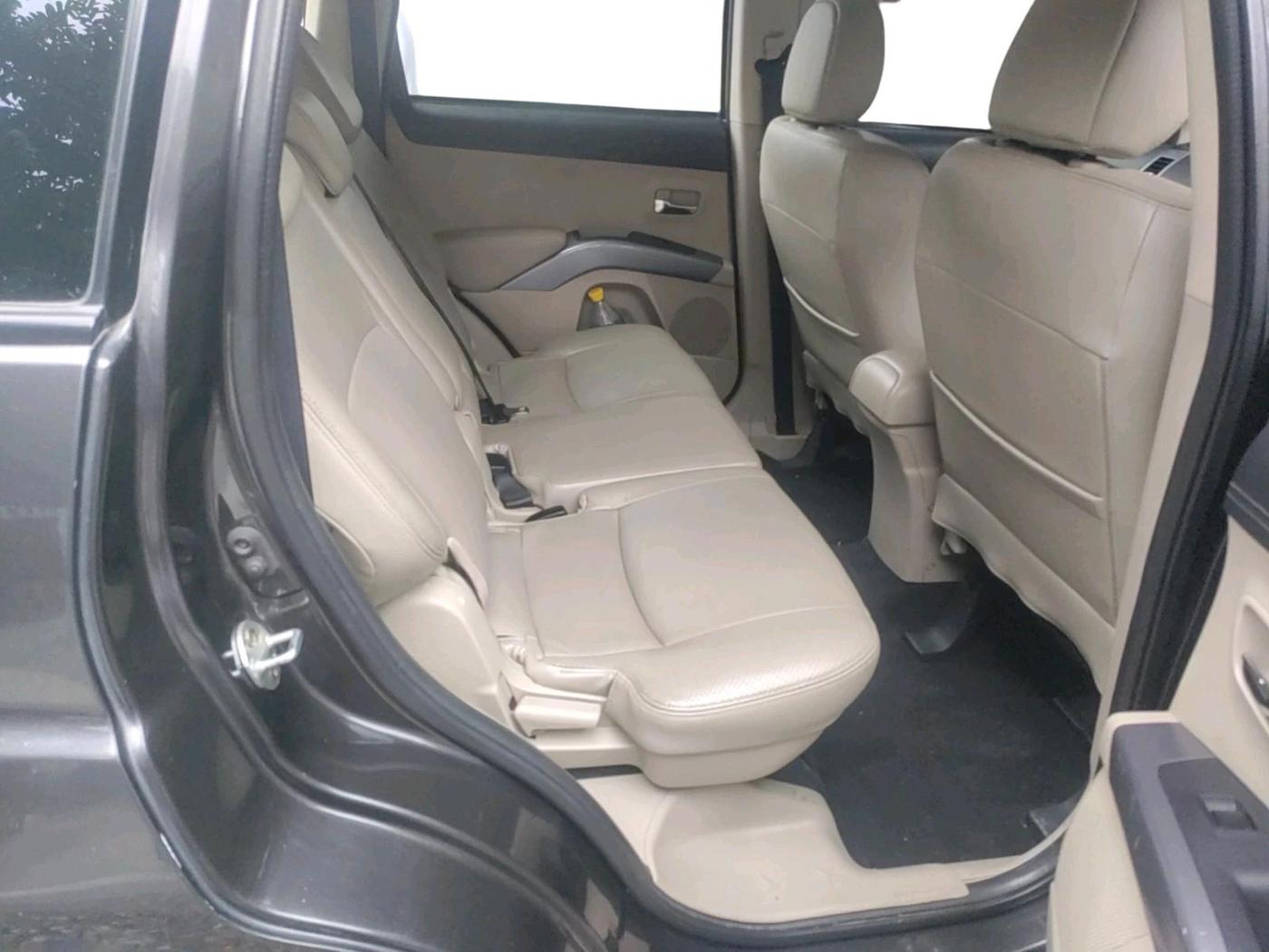 2011 Mitsubishi Outlander 2.4 MIVEC, Petrol, Automatic, 1,09,934 km, interior