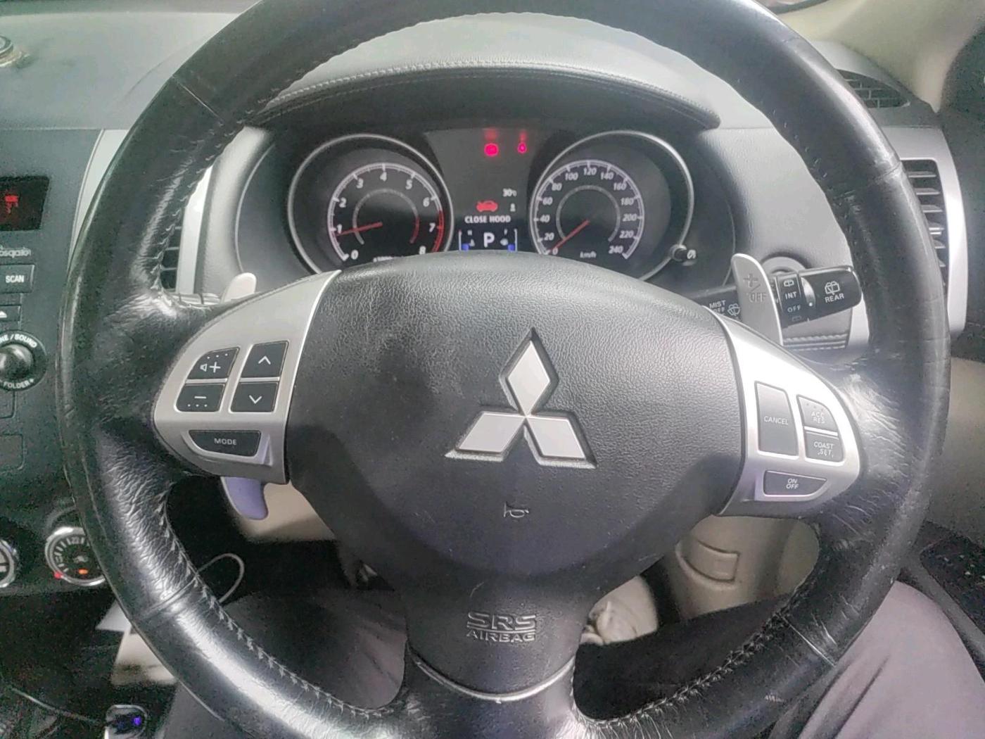 2011 Mitsubishi Outlander 2.4 MIVEC, Petrol, Automatic, 1,09,934 km, interior