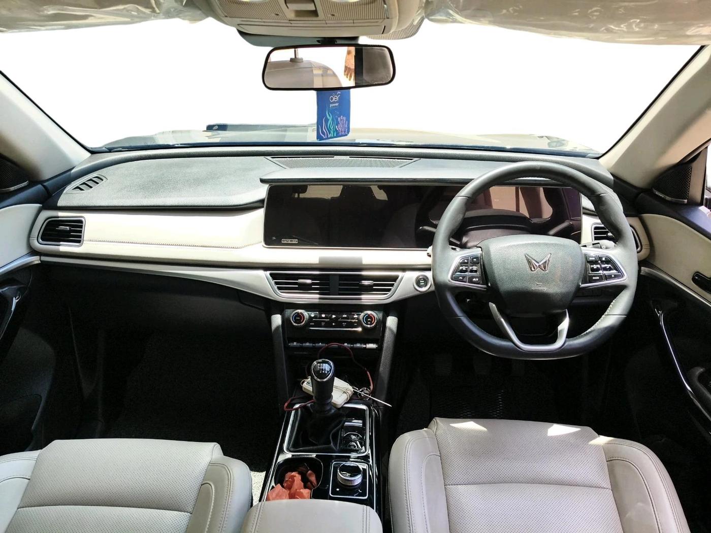 2022 Mahindra XUV700 AX 7 LUXURY D MT 7 STR, Diesel, Manual, 28,585 km, interior